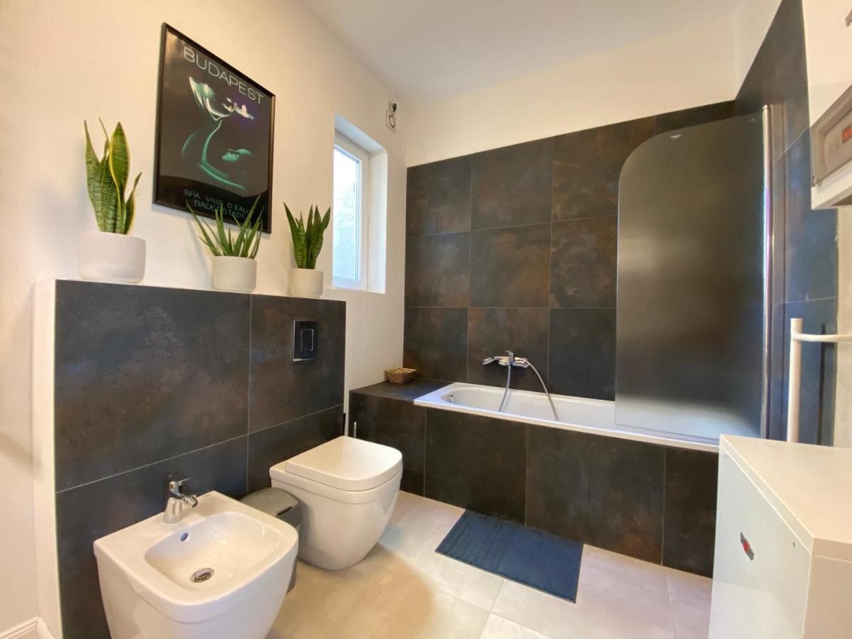 2 Bedroom 107 M2 Loft With Balcony Budapest Bagian luar foto
