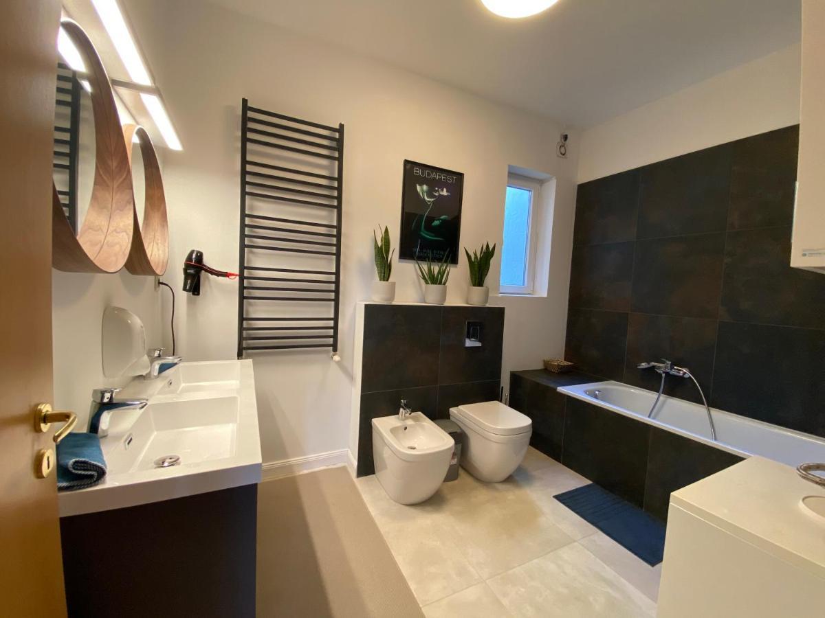 2 Bedroom 107 M2 Loft With Balcony Budapest Bagian luar foto